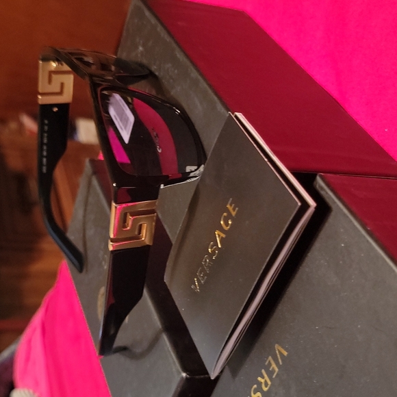New Versace Sunglasses - Picture 2 of 3